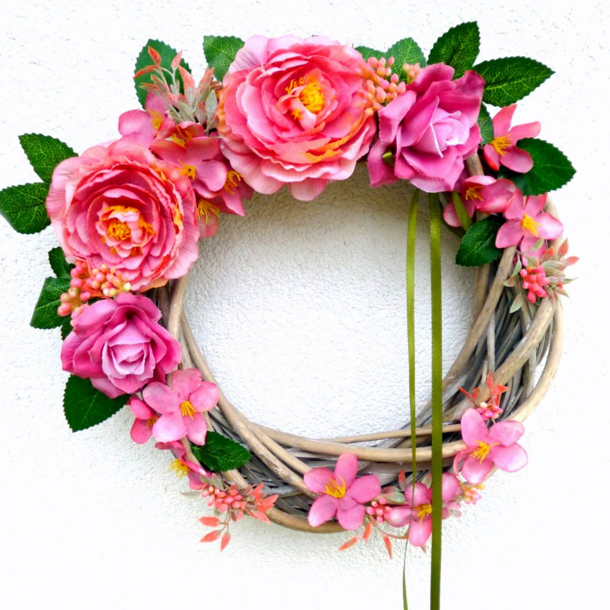 Věnec na dveře s korálovými růžemi_30 cm