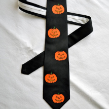 Černá hedvábná kravata s halloweenskými dýněmi 10969756