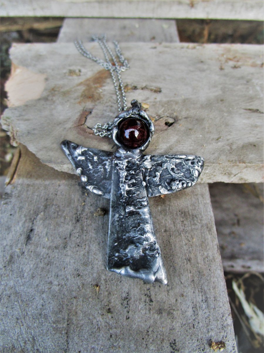 Náhrdelník "Andílek s granátem"