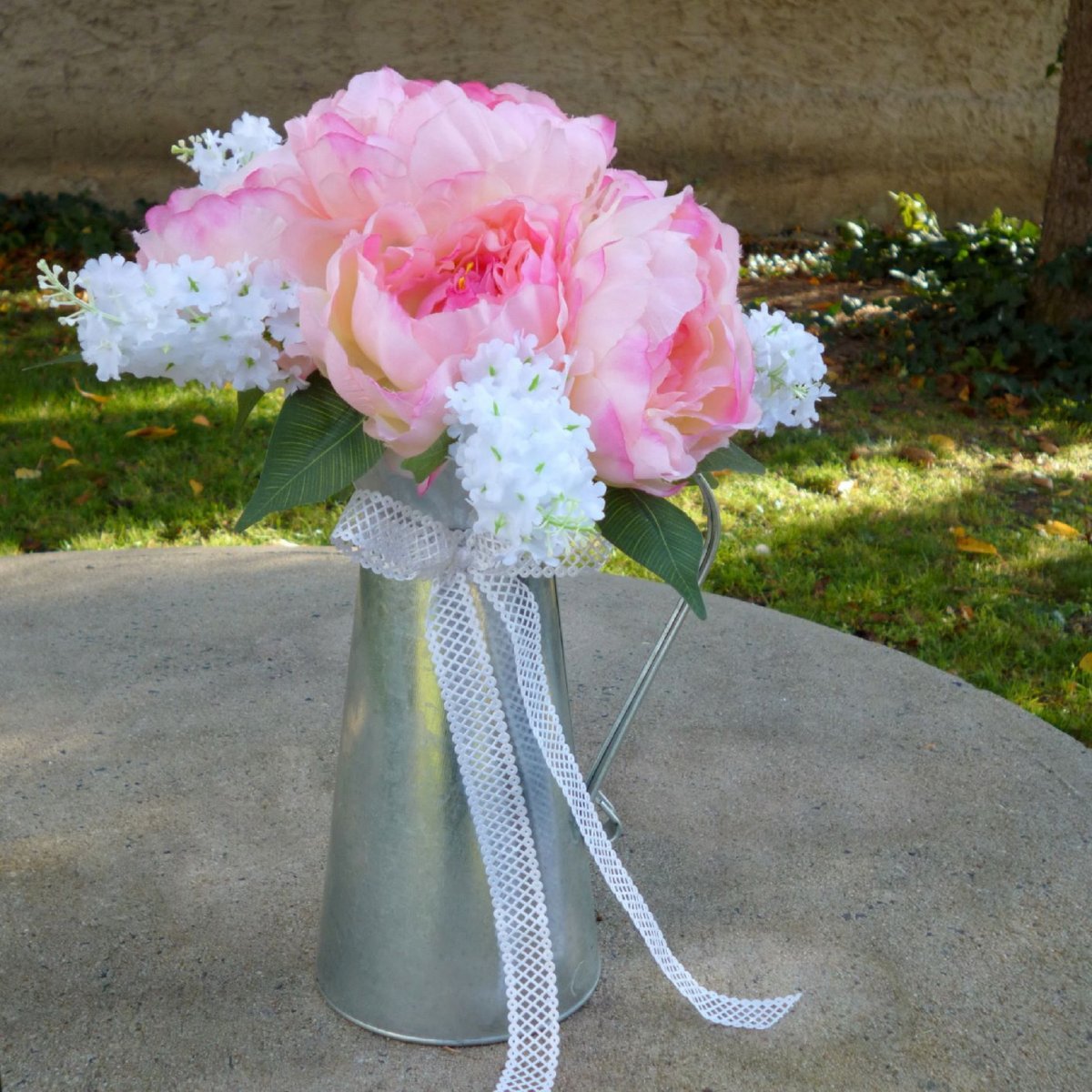 Konvice plná pivoněk_dekorace na stůl