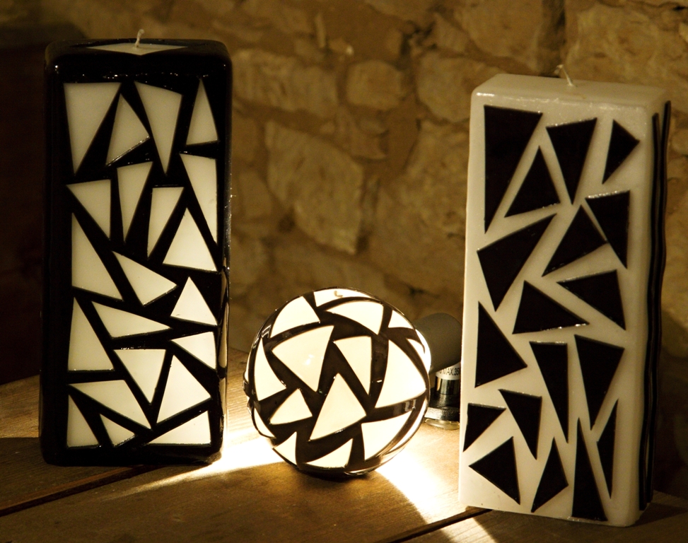 Svíčka ručně řezaná, vzor trojúhelíčky