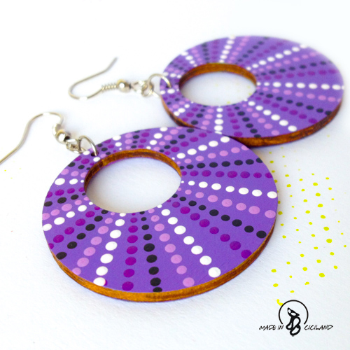 Fialová puntíkatá smršť