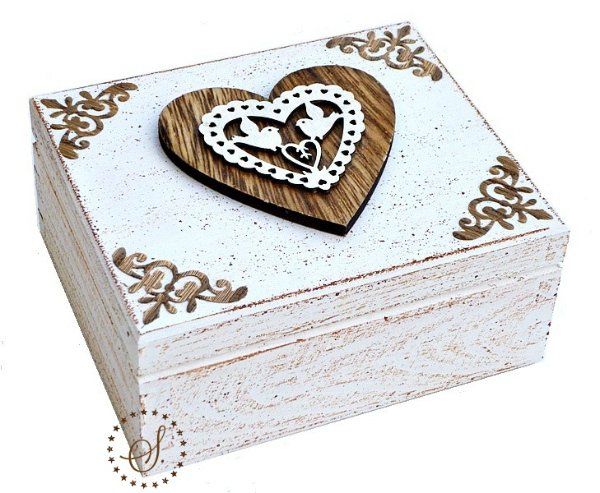 svatební krabička s vyřezávaným srdíčkem