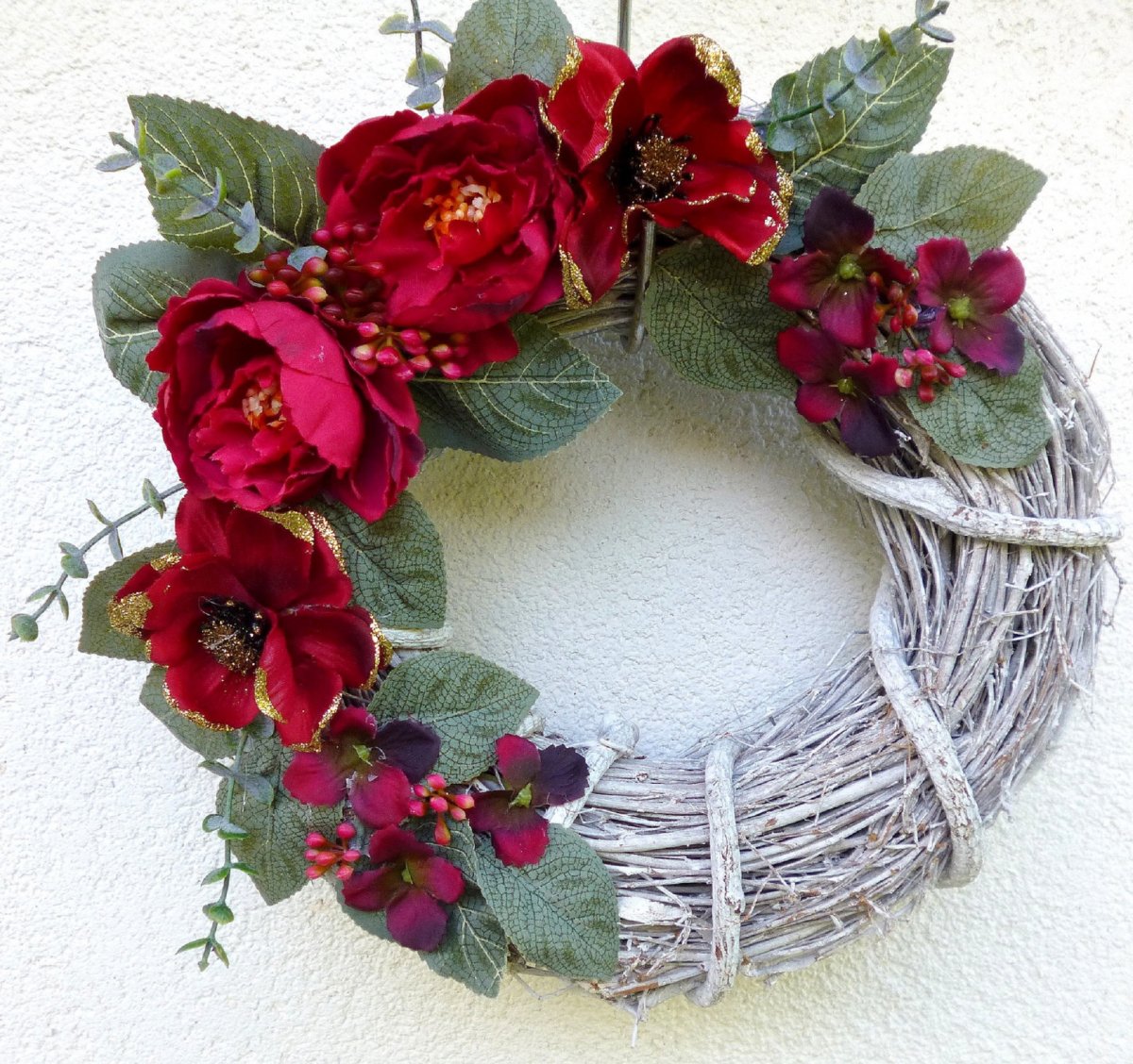 Révový věnec s rubínovými pivoňkami a čemeřicemi