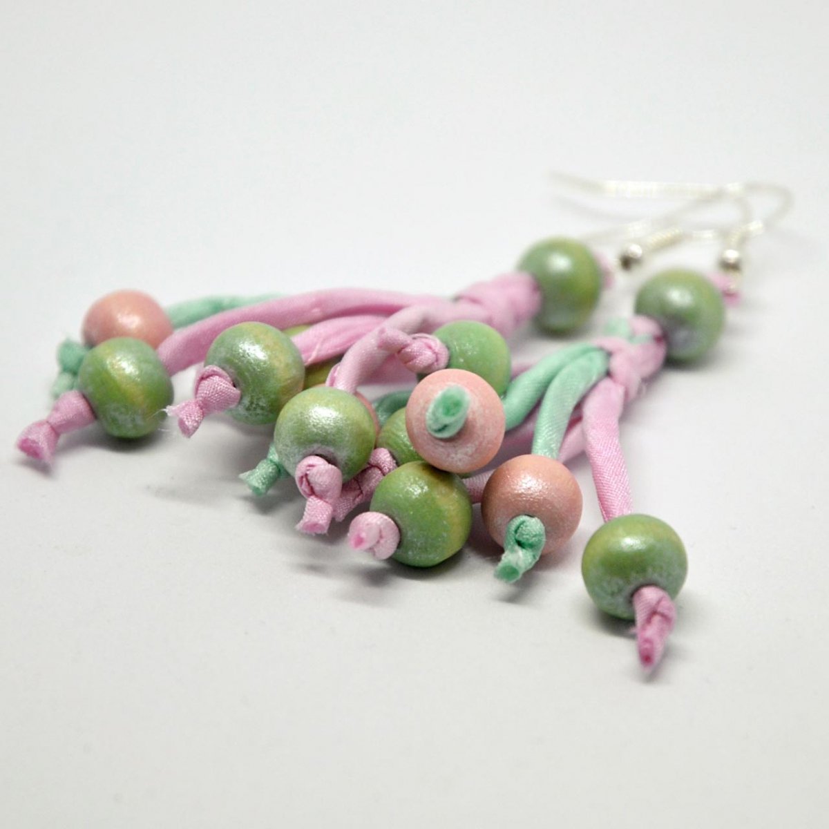 Růžovo-zelené náušnice hedvábí-dřevo 11040325