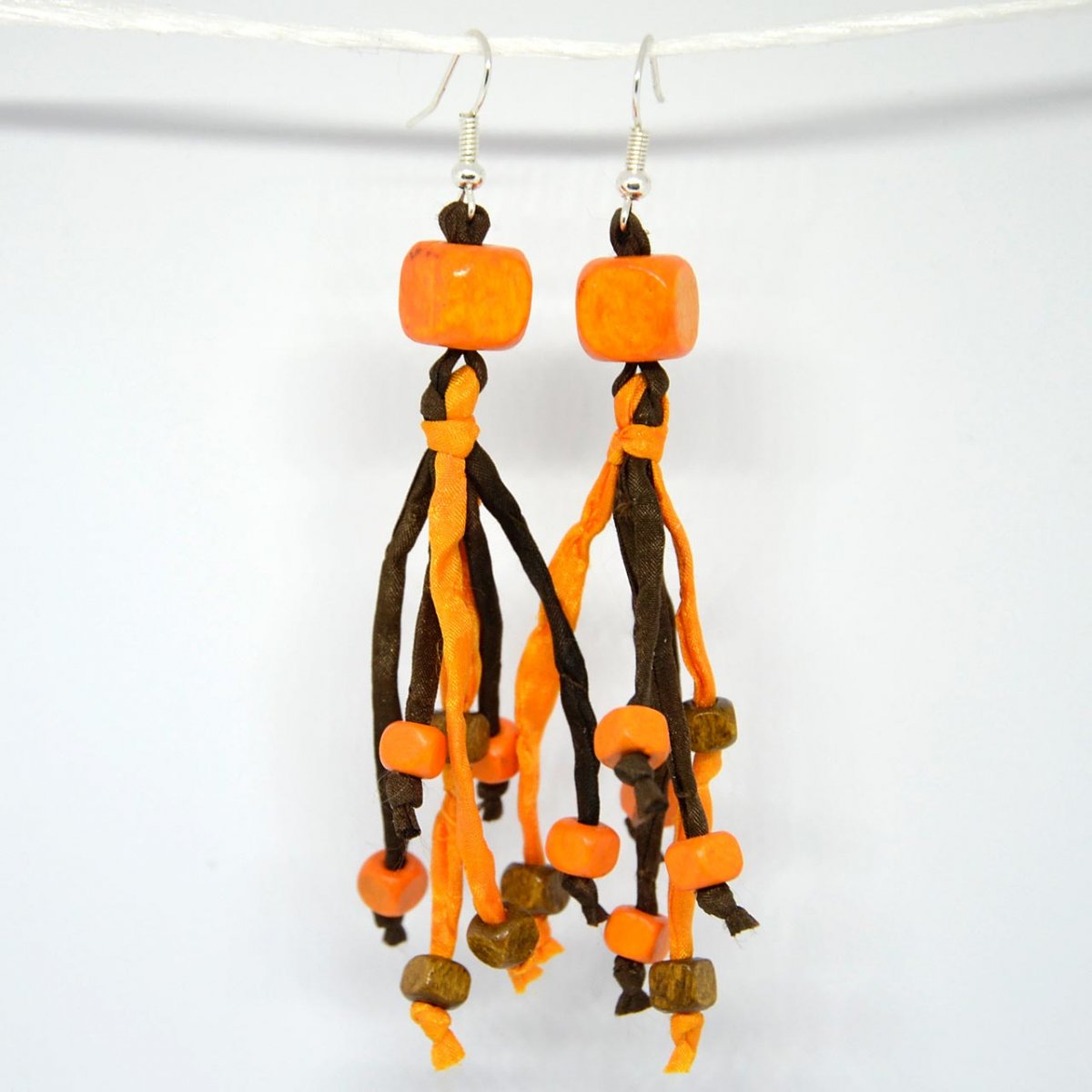 Hnědo-oranžové náušnice hedvábí-dřevo
