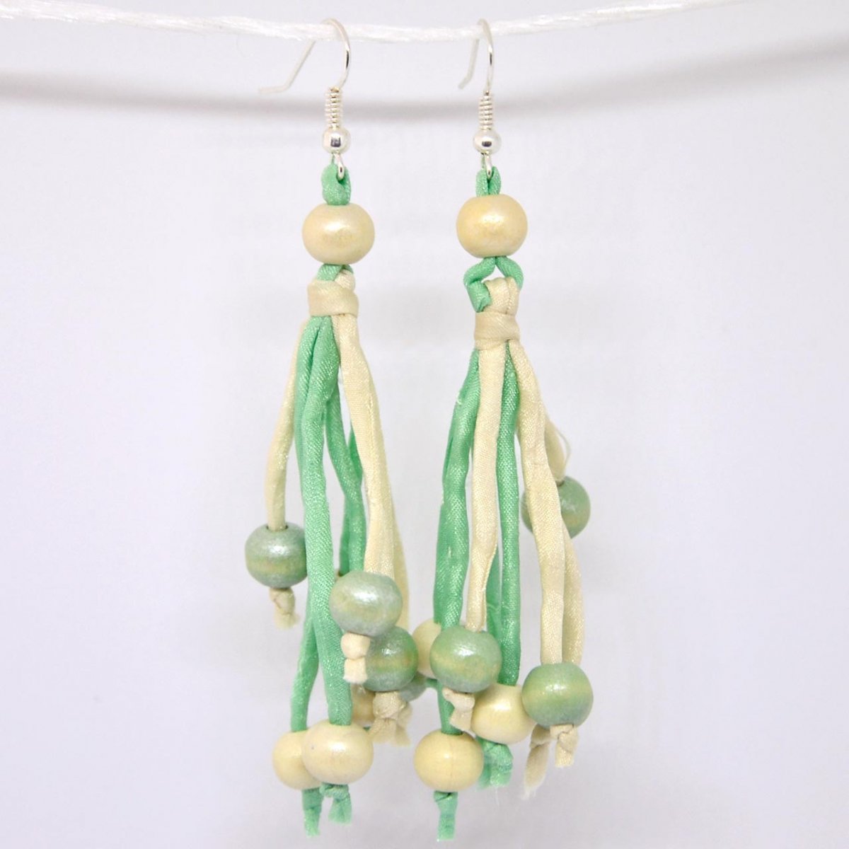 Smetanovo-zelené náušnice hedvábí-dřevo 11053479