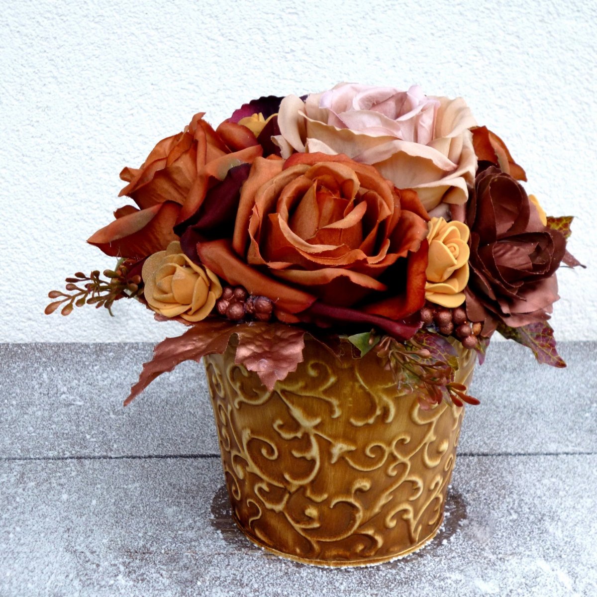 Kytice růží v plecháčku s reliéfem