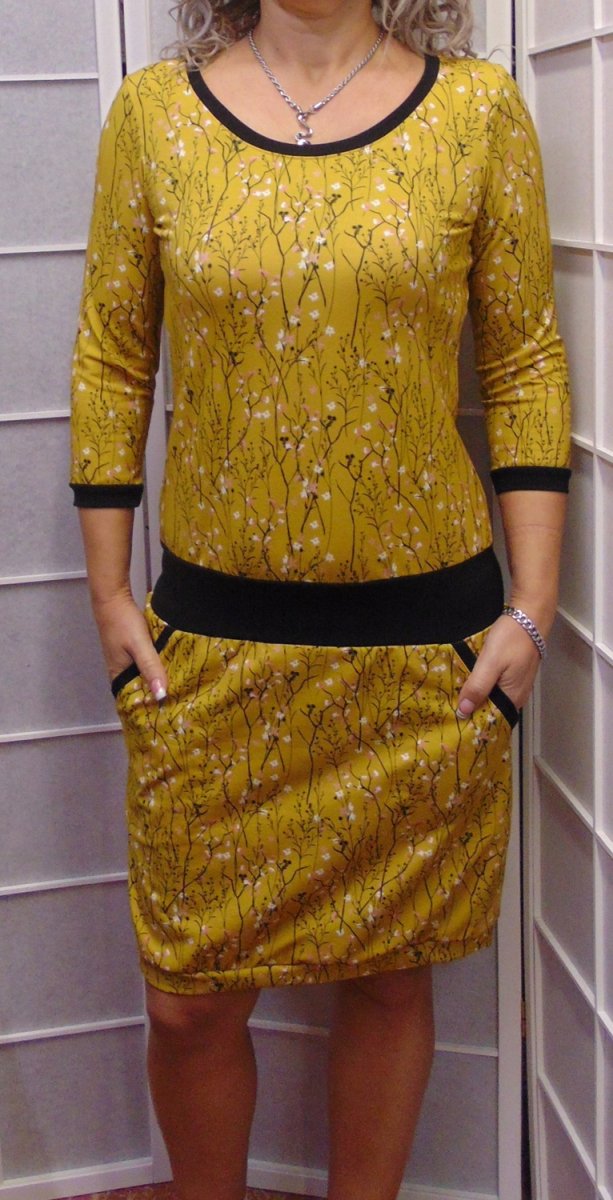 Šaty - kvítky na okrové (bavlna)