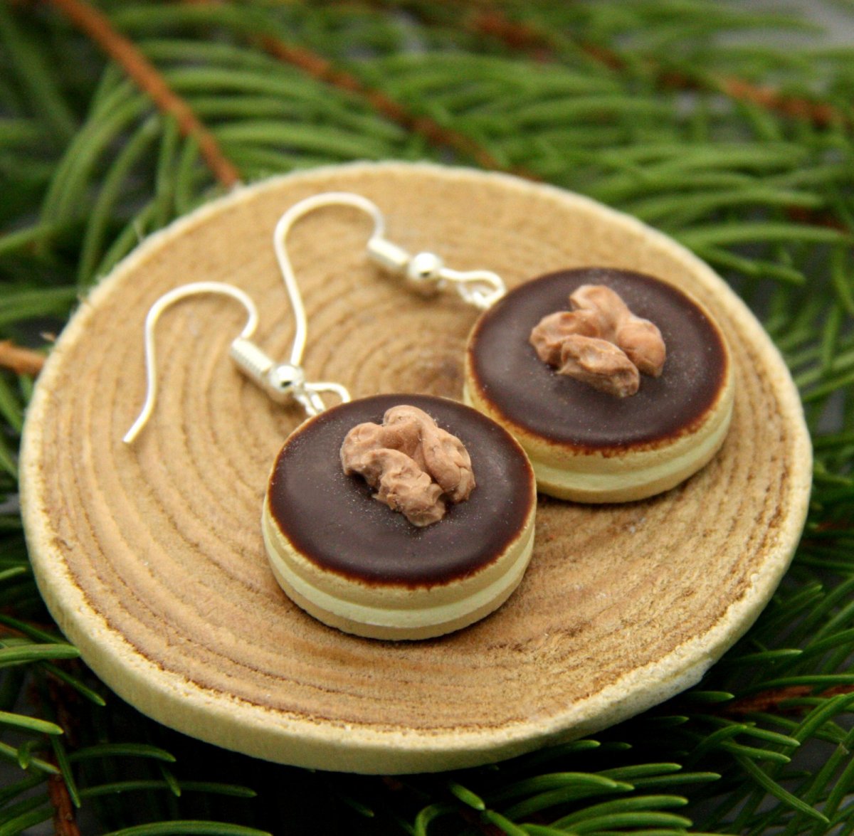 vánoční  cukroví ..  slepované s vlašskými ořechy