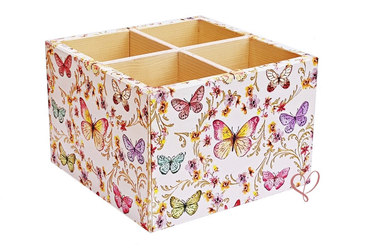 dřevěný stojánek na pastelky motýlci na růžové