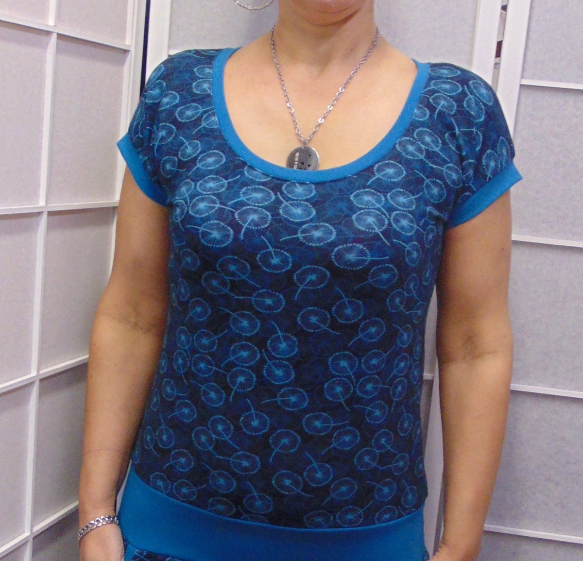 Tričko - chmýří na modré (bavlna)