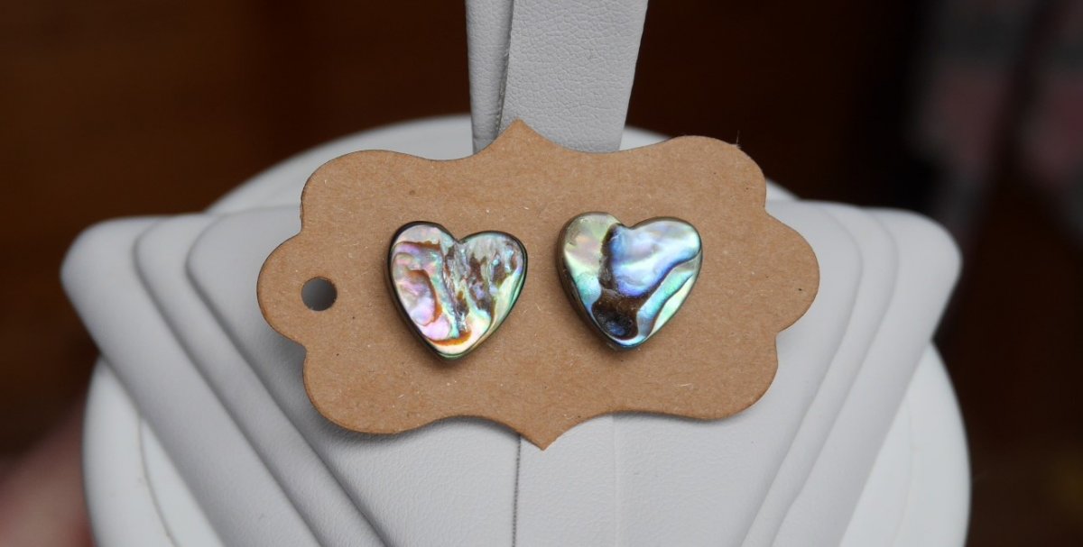 Náušnice srdíčka z ABALONE perletě na chirurgické oceli