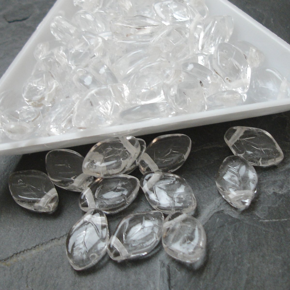 Lístky cca 12x7mm - čiré - 30 ks