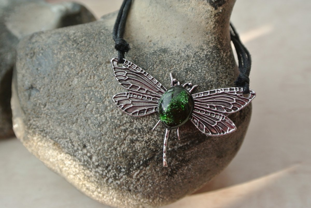 Vážka s černo zeleným sklem