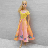 Barevné šaty pro Barbie