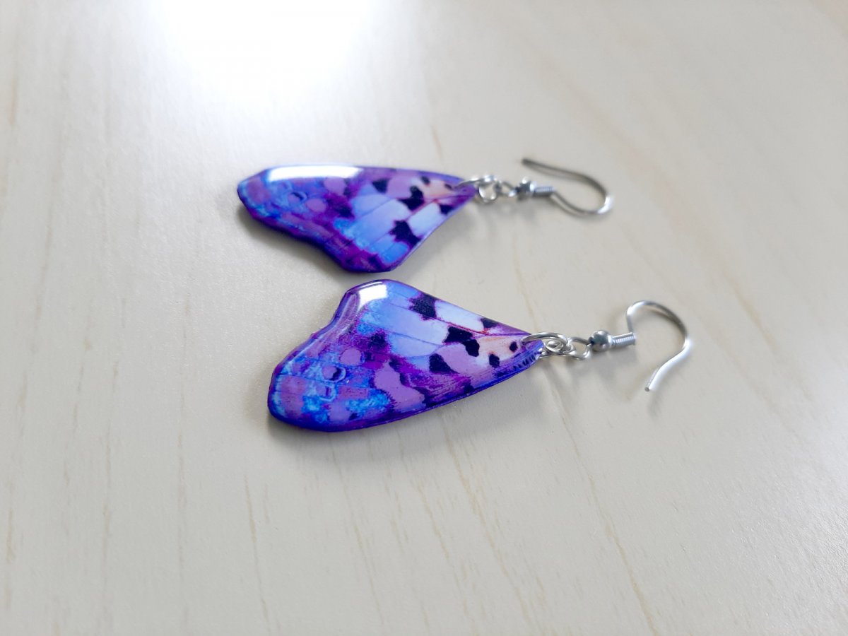 Motýlí křídla č.132 - křišťálová pryskyřice, háčky jsou z chirurgické oceli (hypoalergenní)