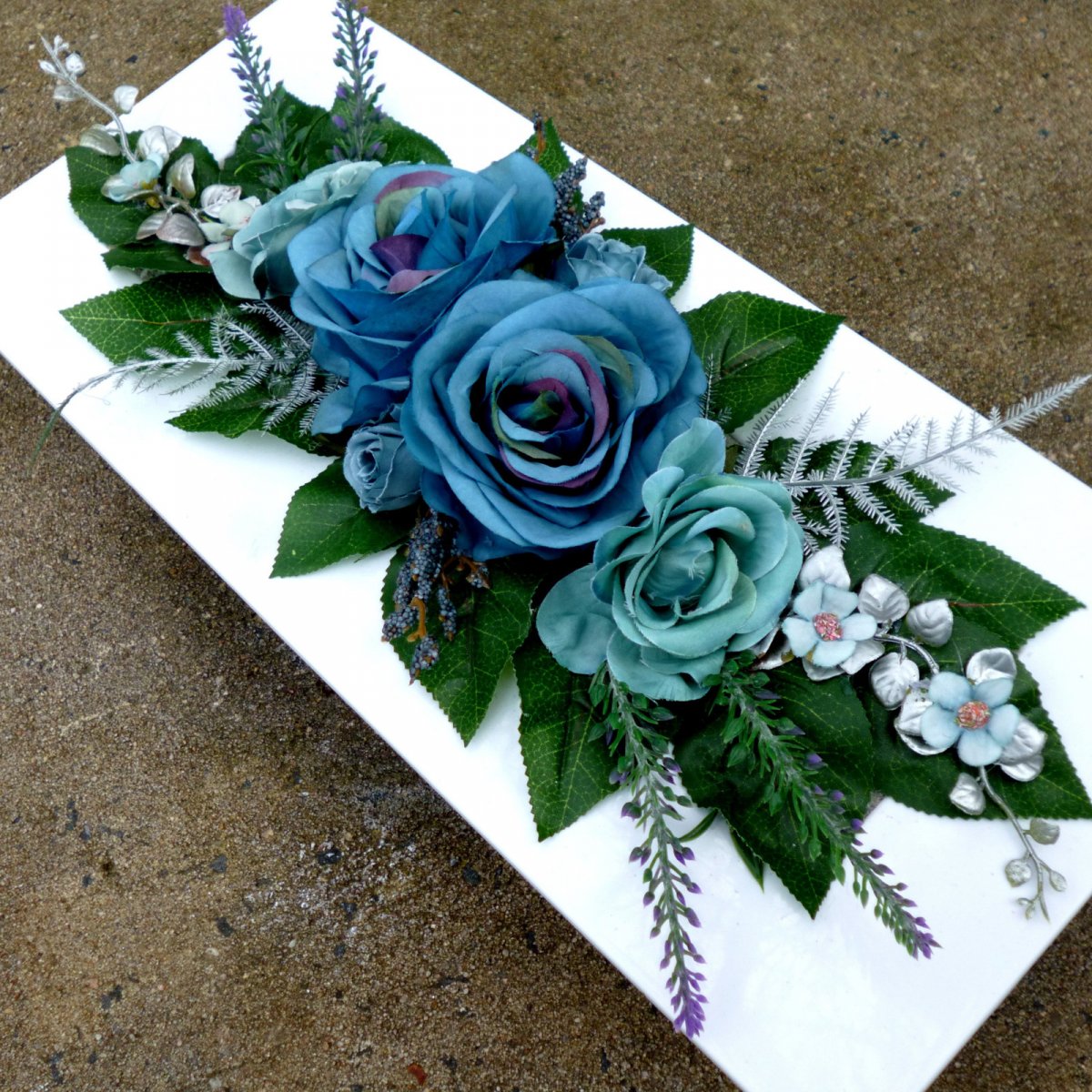 Modré růže na bílé misce_dekorace na stůl