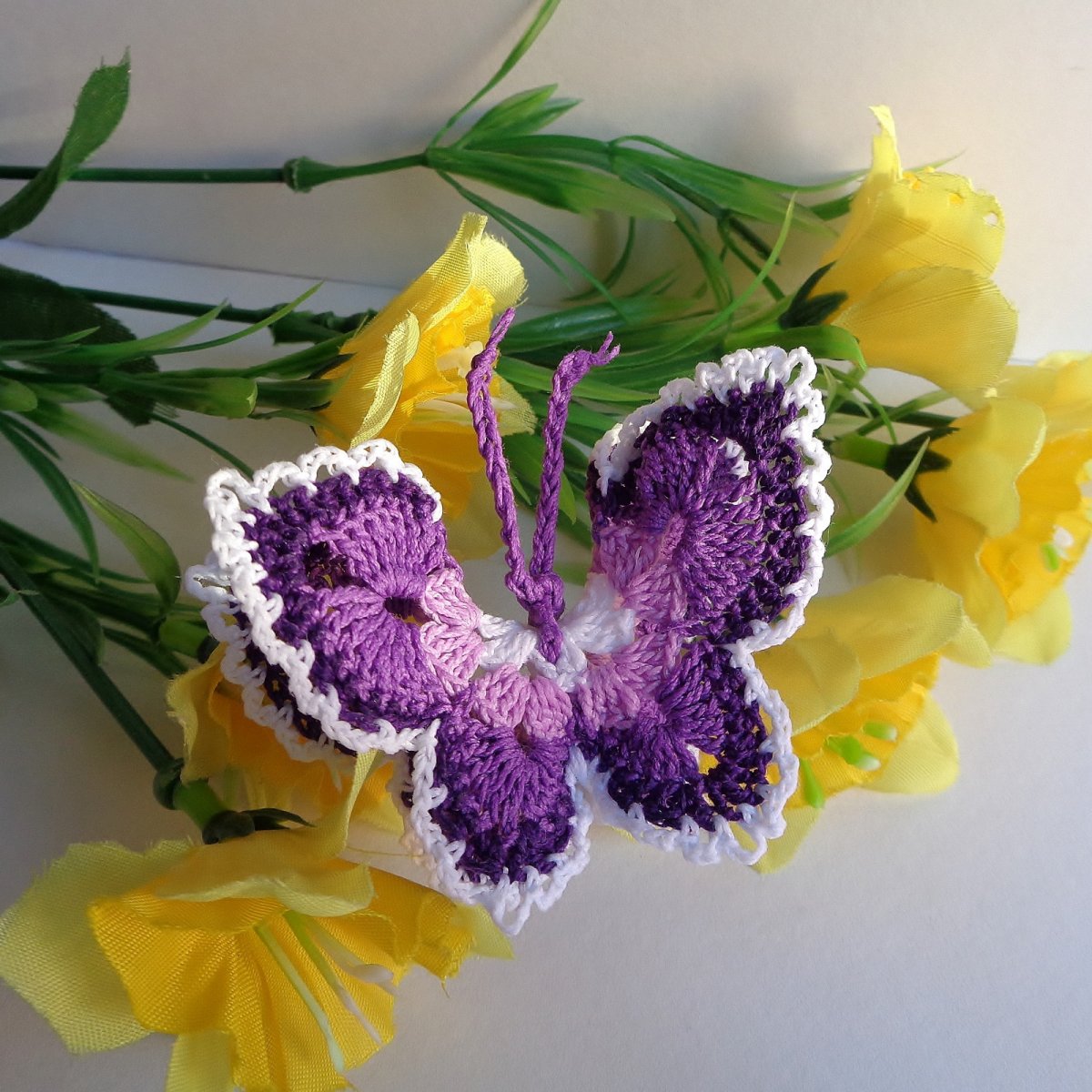 Háčkovaný motýlek čyřbarevný- fialovobílý