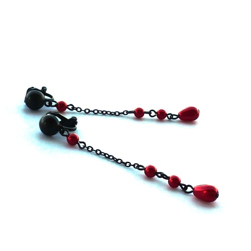 Řetízkové rudé klipsy na černém