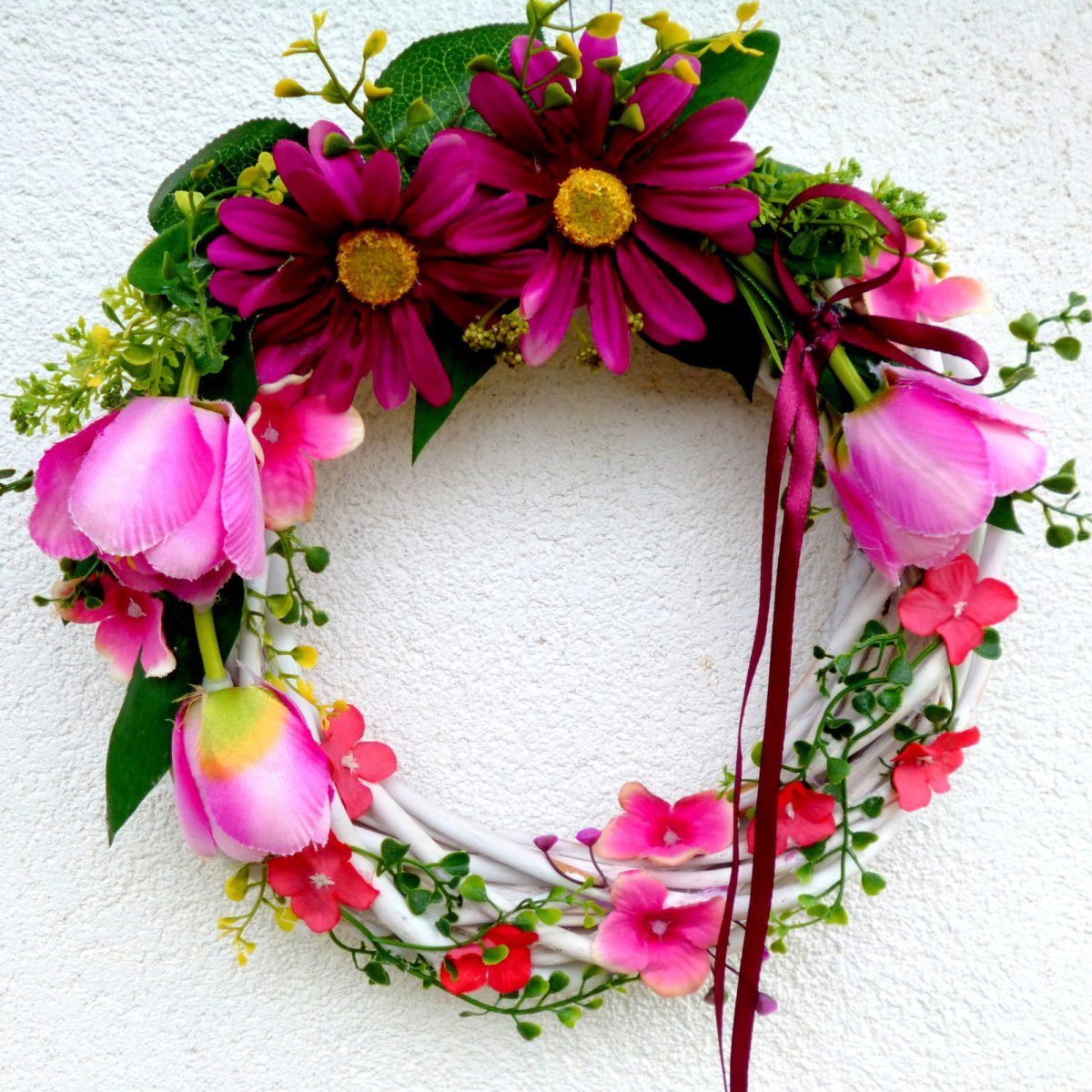 Věneček s gerberami, tulipány a hortenzií