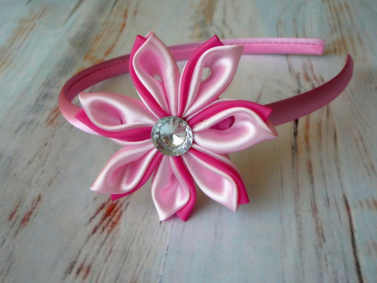 Čelenka s květinou.