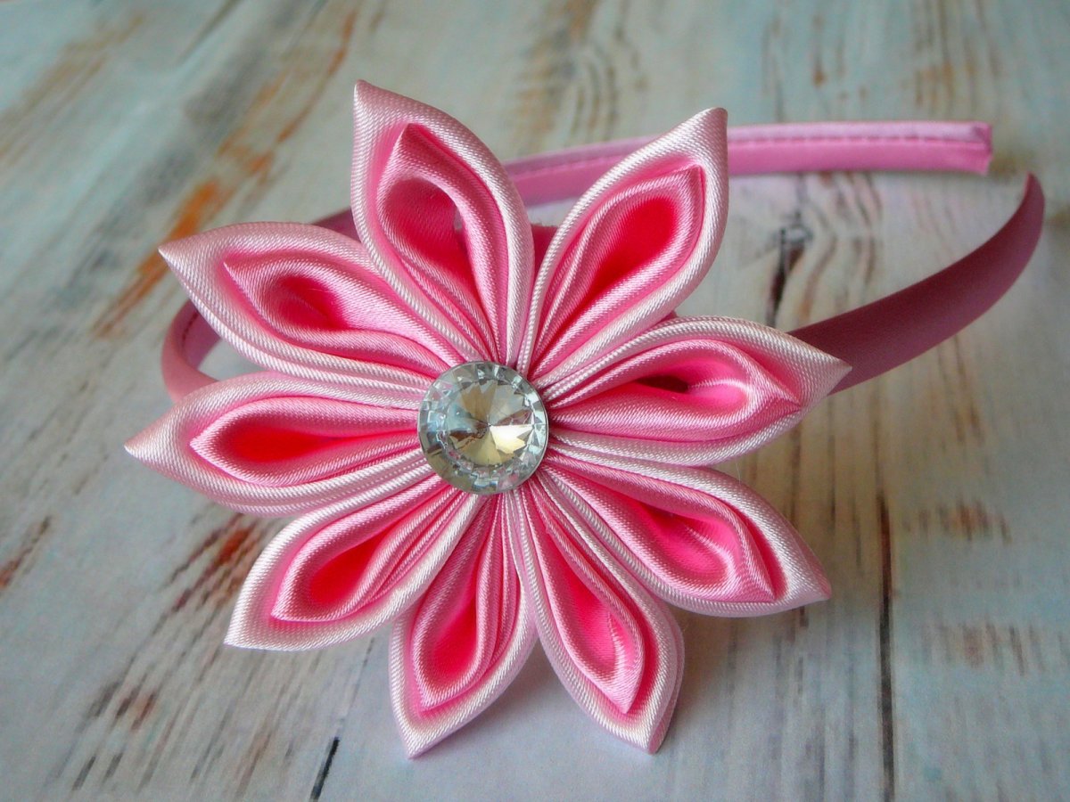 Čelenka s květinou.