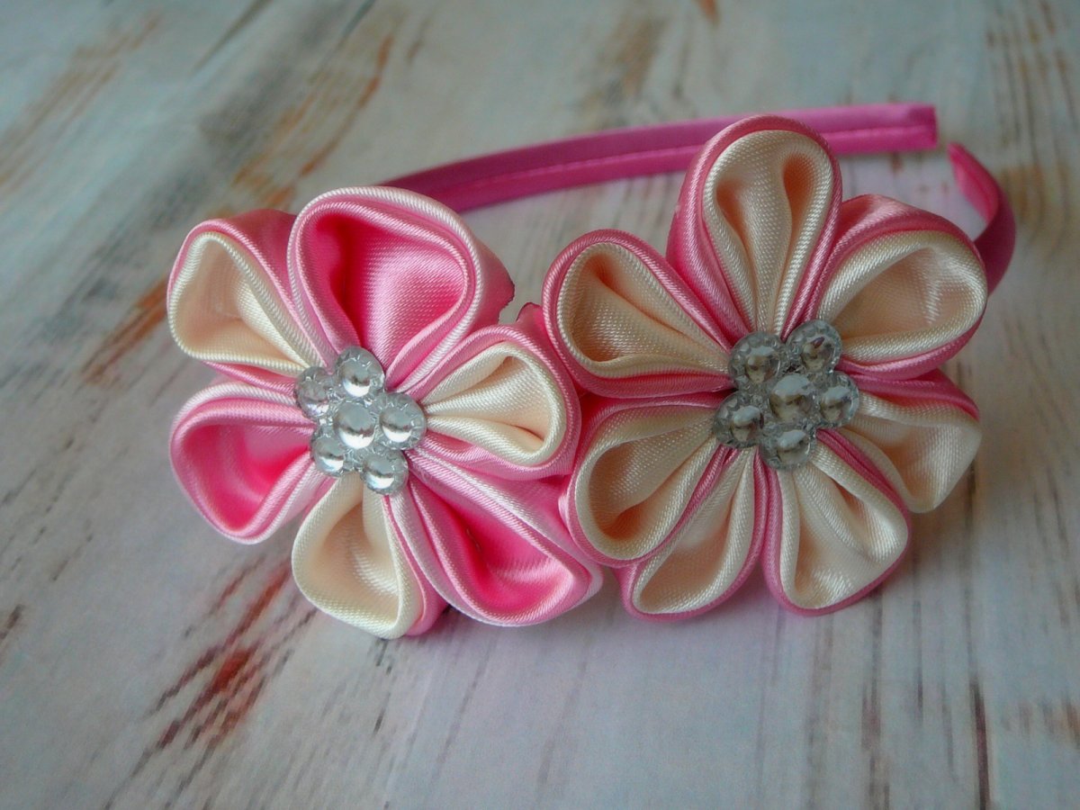 Čelenka s květinami.