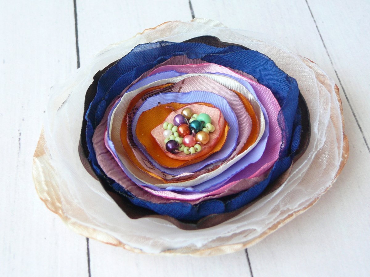 Vícebarevná Brož.