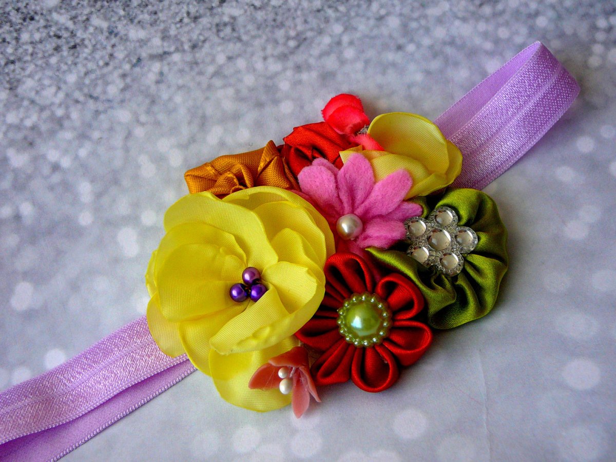 Čelenka s květinovou aplikaci.