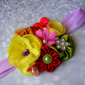 Čelenka s květinovou aplikaci.