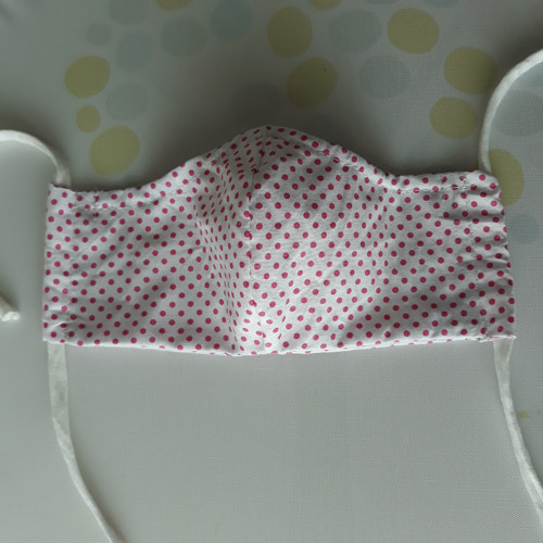 rouška bílá s růžovými puntíky