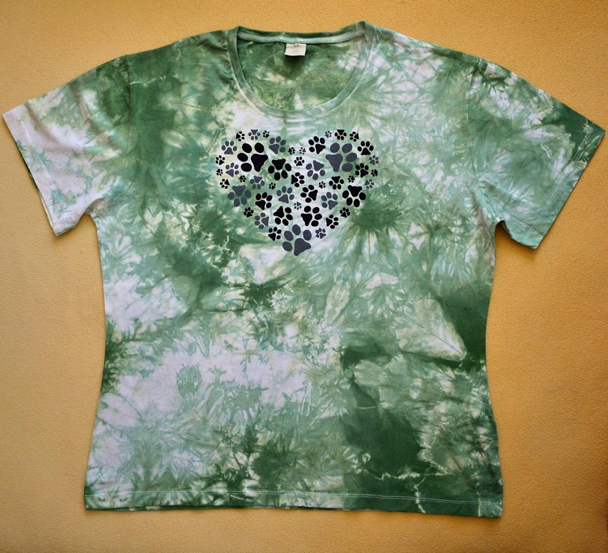 Bílo-zelené dámské triko s kočičími stopami 5XL 11355634