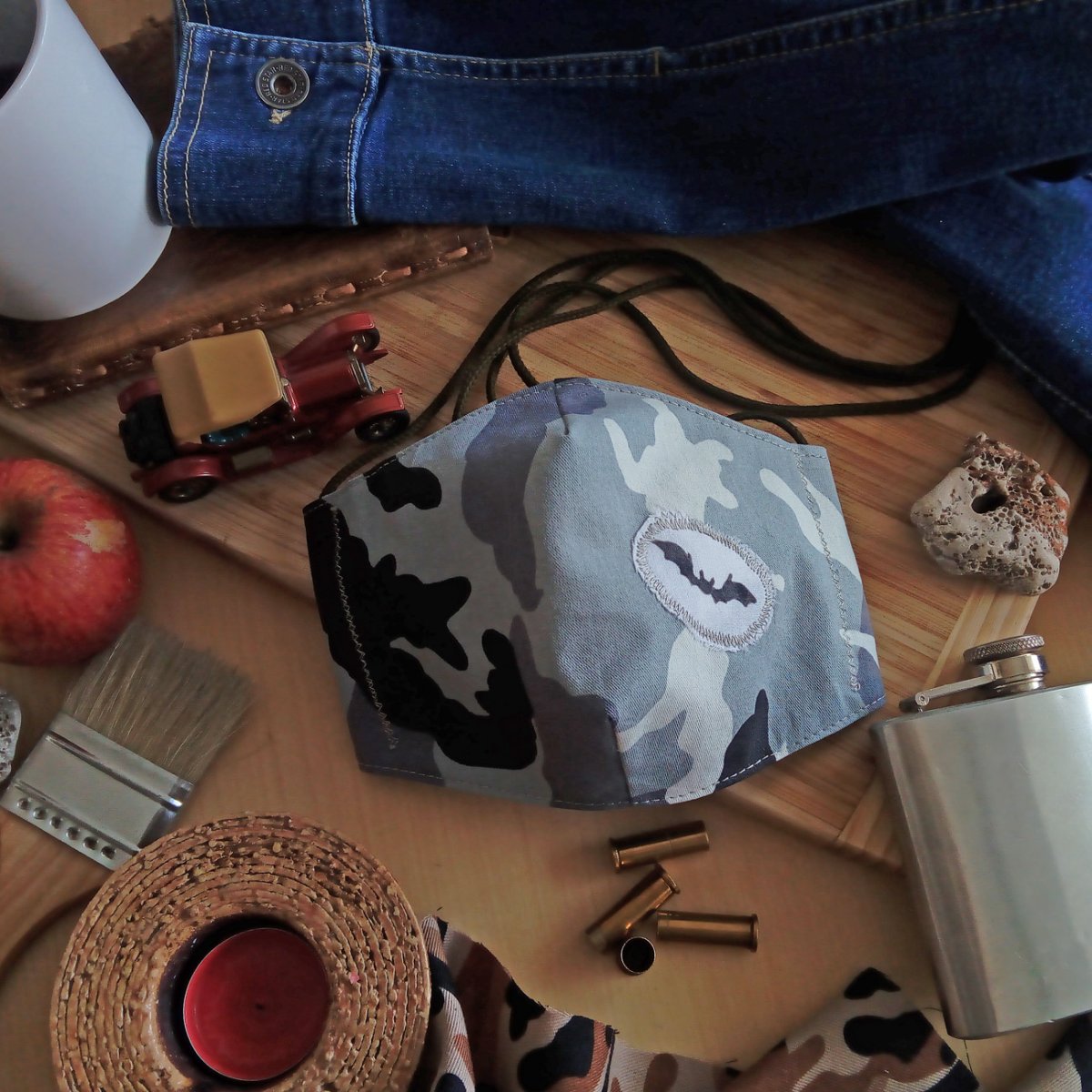 Maskáčová rouška šedá s netopýrem