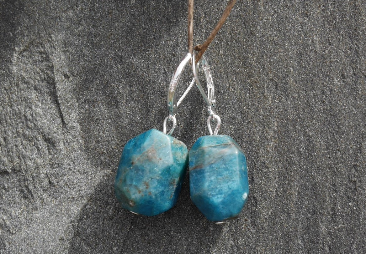 Broušený APATIT energetické náušnice