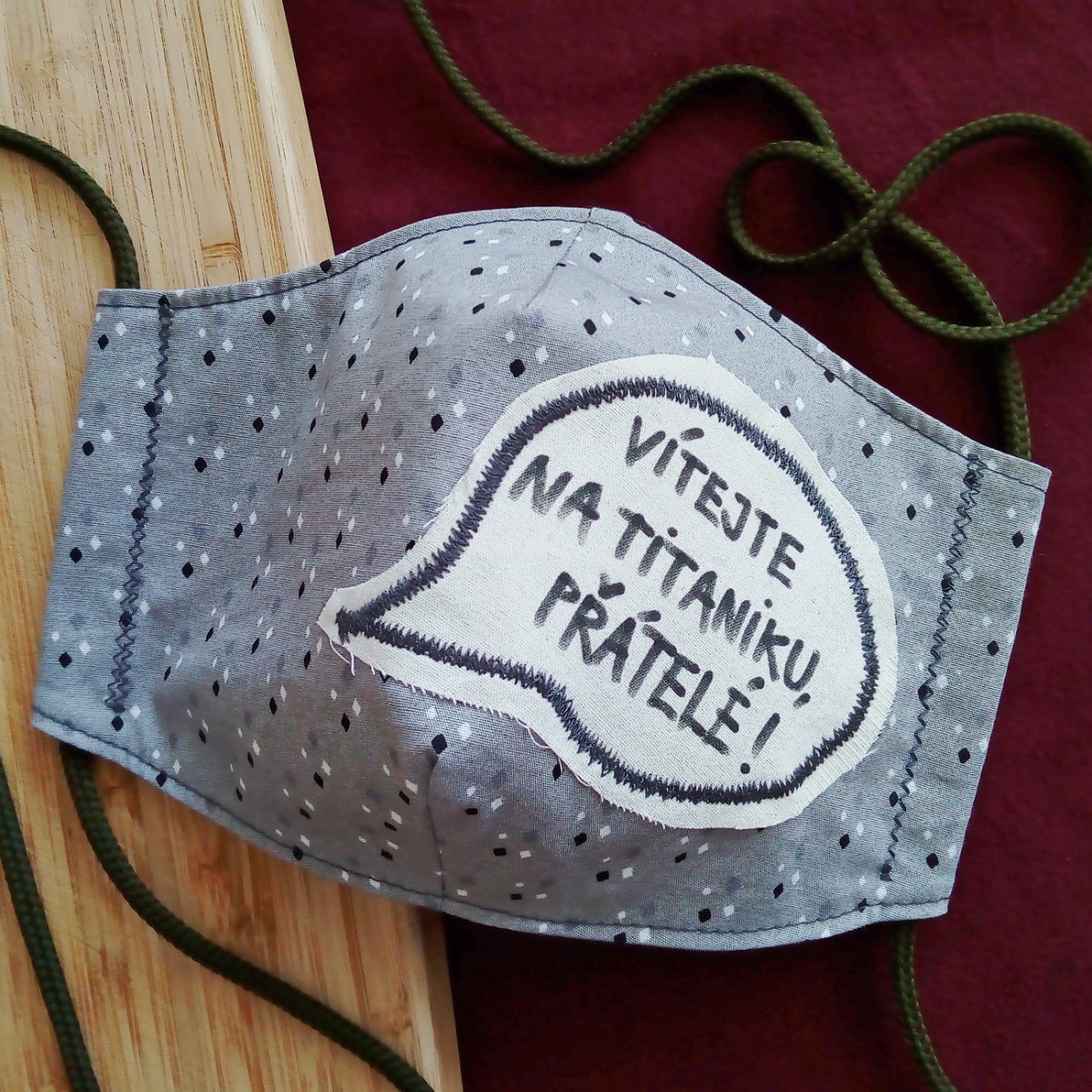 Elegantní rouška s hláškou Titanik