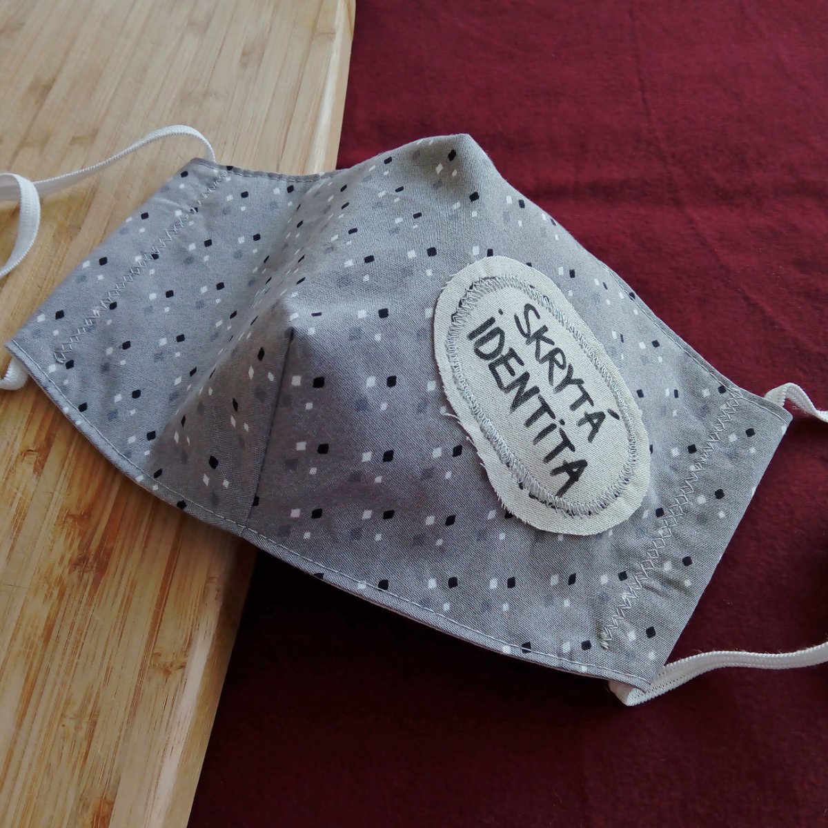 Pánská rouška s nášivkou Skrytá identita