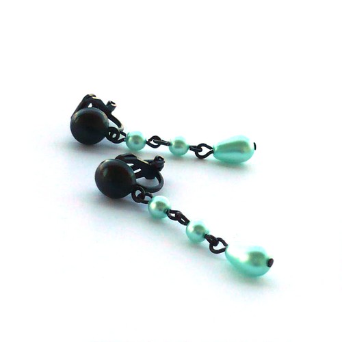 Pastelově zelené klipsy s kapkou na černé