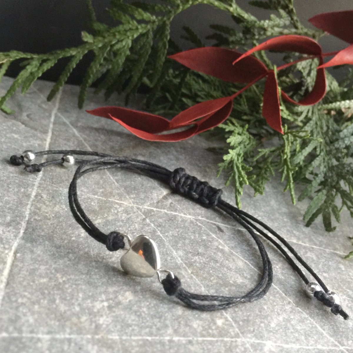 Černý náramek se srdíčkem 2