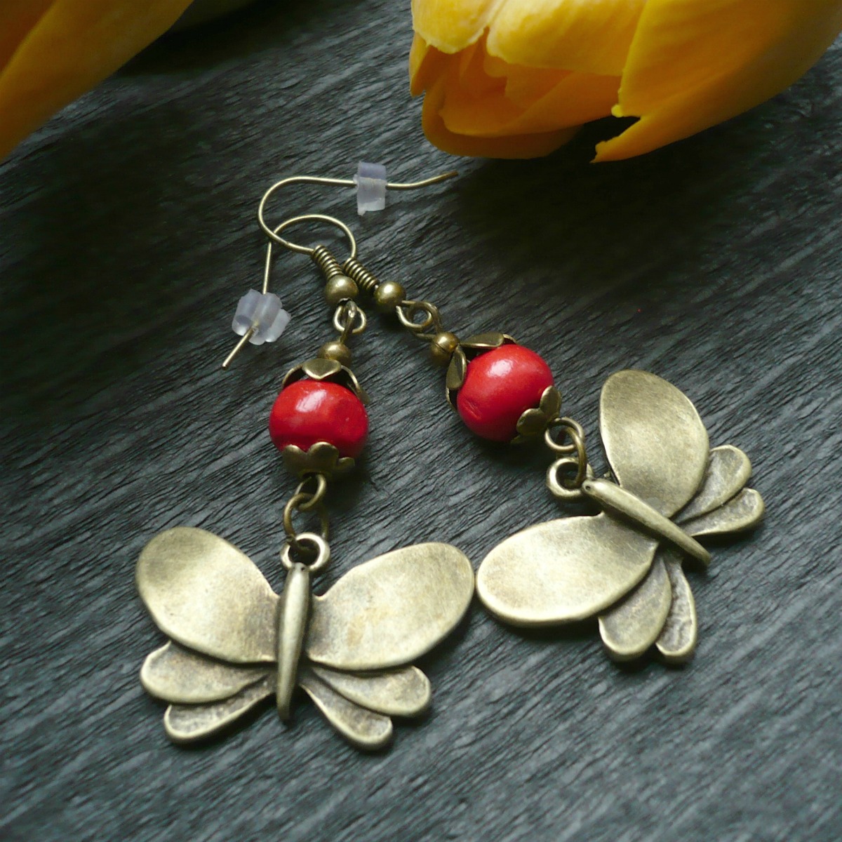 Motýl v jeřabinách