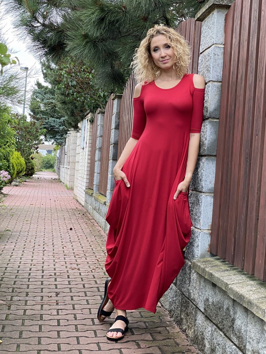 Tmavě červené dlouhé šaty s volnými rameny