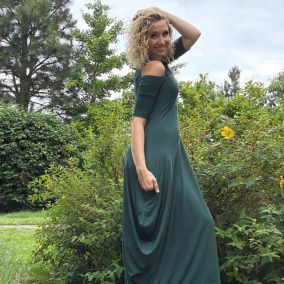 Piniové dlouhé šaty s volnými rameny