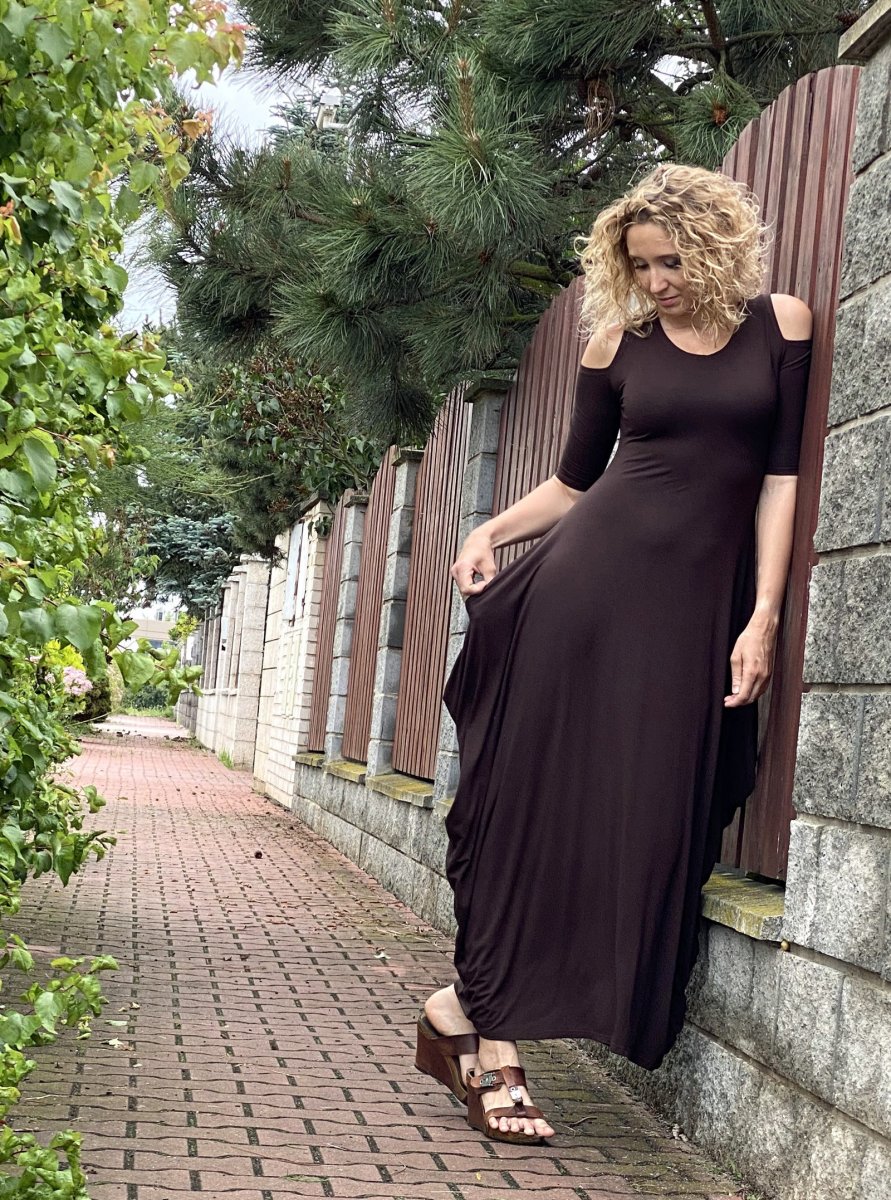 Hnědé dlouhé šaty s volnými rameny