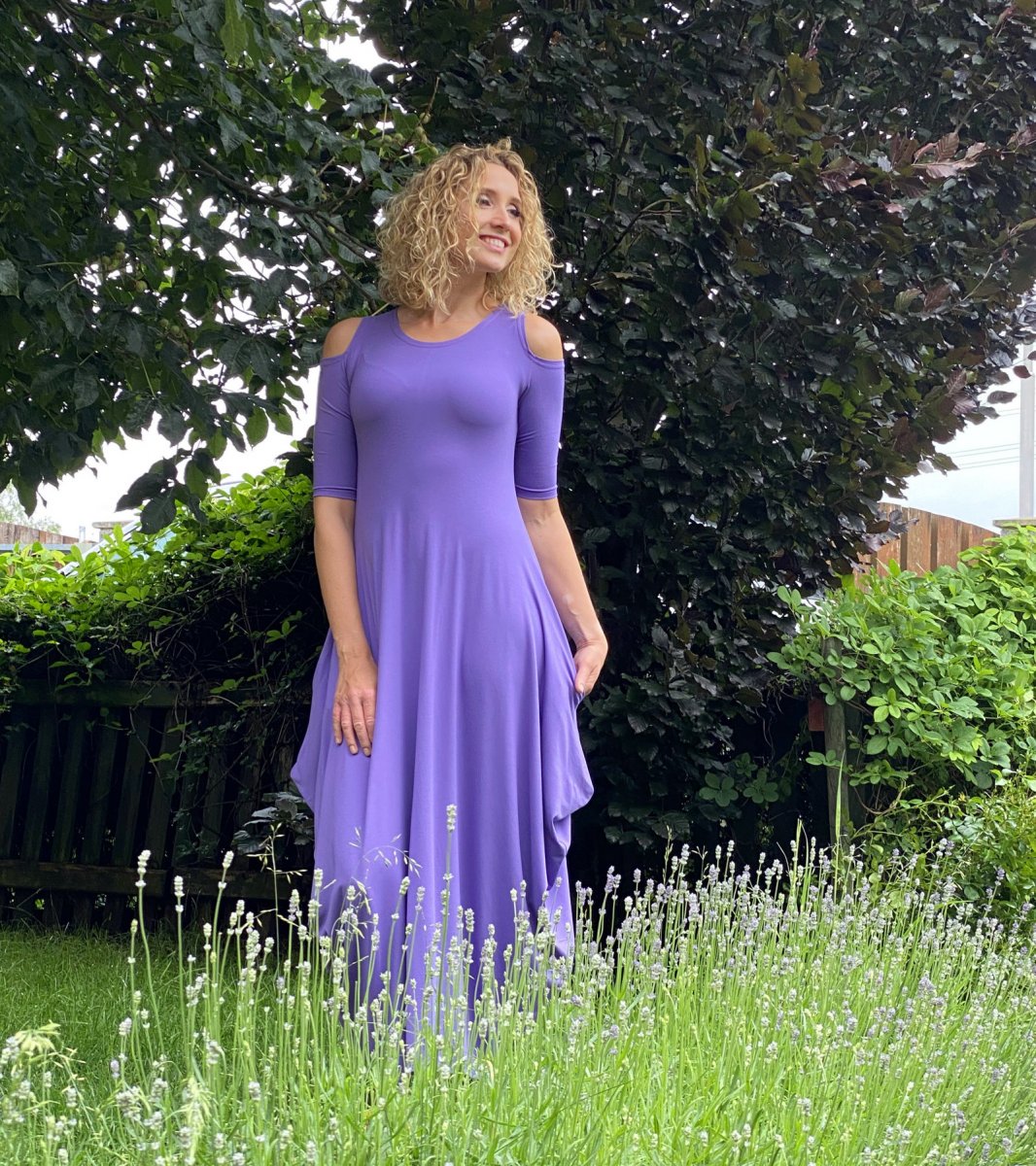 Fialové dlouhé šaty s volnými rameny