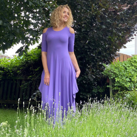 Fialové dlouhé šaty s volnými rameny