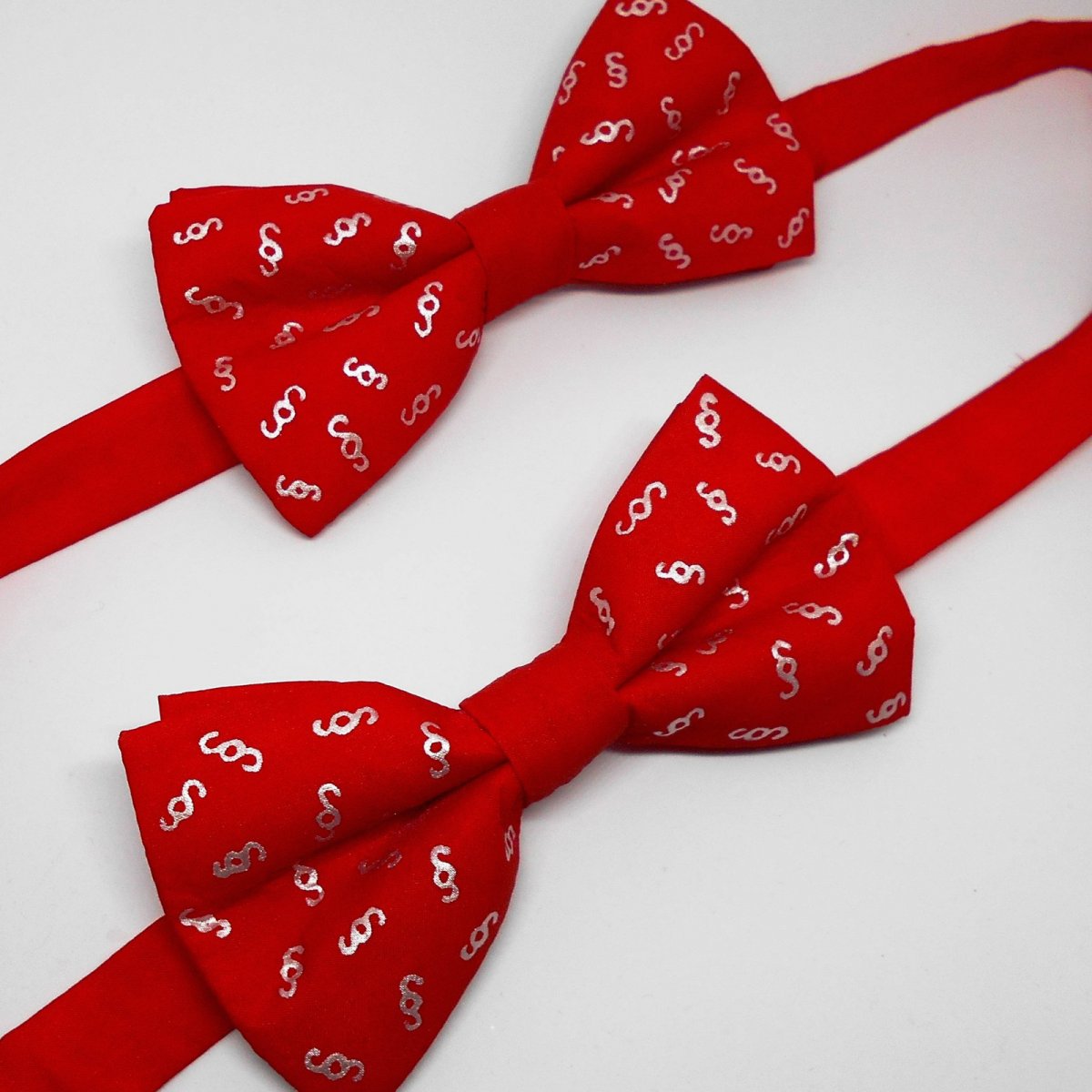 Červený hedvábný motýlek s bílými paragrafy 11612423