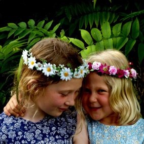 Znáš všechna moje tajemství_kopretinový věneček do vlasů