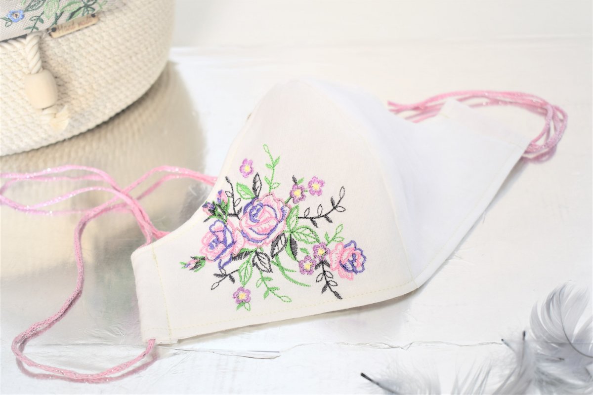 Rouška s výšivkou růžiček 0176