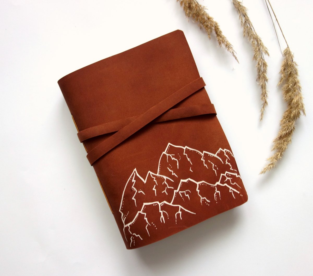 Kreslený kožený zápisník Hory A5