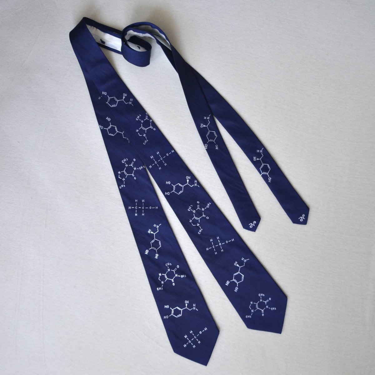 Tmavě modrá kravata s molekulami 11725841